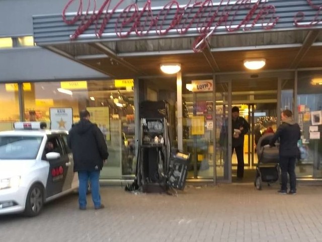 Na zdjęciach widać wnętrze urządzenia. Niewiele zostało z bankomatu, który stał przed wejściem do sklepu KEN na osiedlu TBS w Białymstoku.