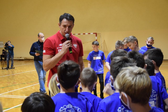 Wyjątkowe sportowe wydarzenie w Małogoszczu. Najmłodsi zawodnicy "Wiernej" trenowali ze Sławomirem Szmalem i Marcinem Prusem.