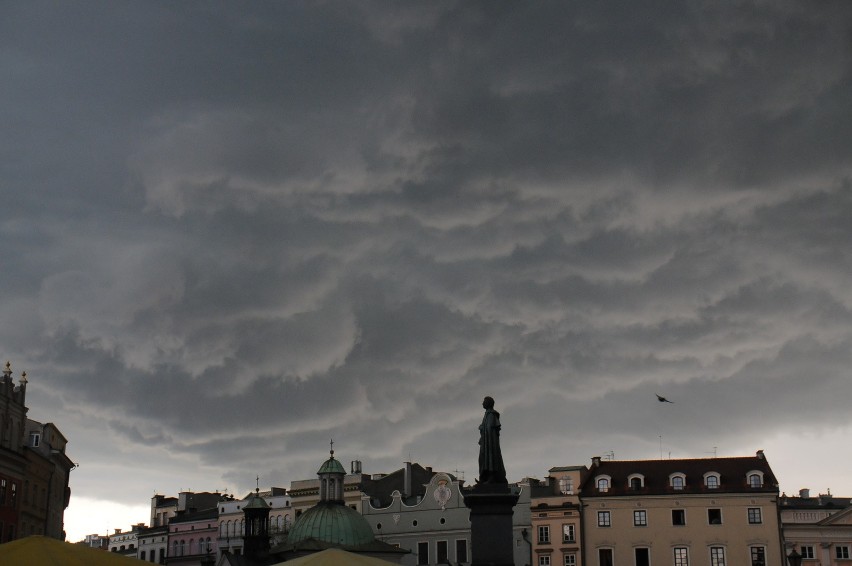 IMGW ostrzega przed silnym deszczem i burzami, które mogą...