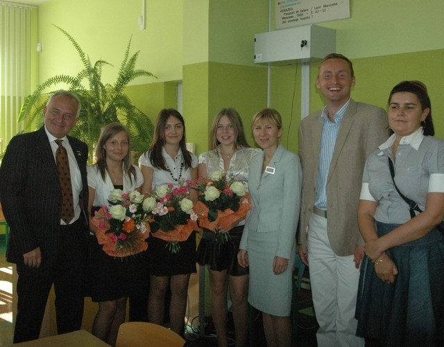 Kryspina Miszczuk, Dorota Kurek i Ewa Tryścień wraz z prezesem Panasonic Polska Kazimierzem Monkiewiczem oraz przedstawicielami GPK Sita, którzy obdarowali dziewczyny kwiatami.