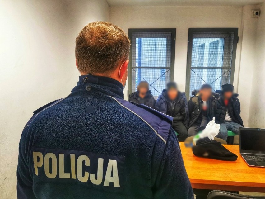 Dwóch przemytników nielegalnych migrantów wpadło na stacji paliw w Piątnicy. W ich samochodach ukrywało się 8 Irakijczyków (zdjęcia)