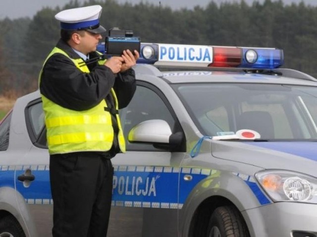 Policjant z drogówki, kontrola prędkości miernikiem laserowym