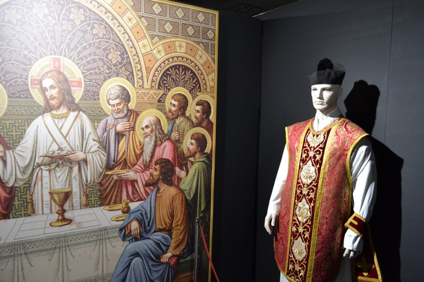 Specjalna wystawa "Ad altare" w skansenie w Chorzowie. Bogactwo dawnych szat liturgicznych z Górnego Śląska