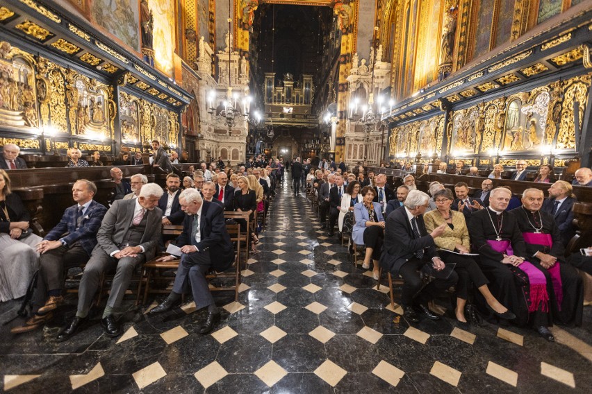 Uroczyste wręczenie Europejskiej Nagrody Dziedzictwa za prace konserwatorskie przy Ołtarzu Wita Stwosza w bazylice Mariackiej w Krakowie