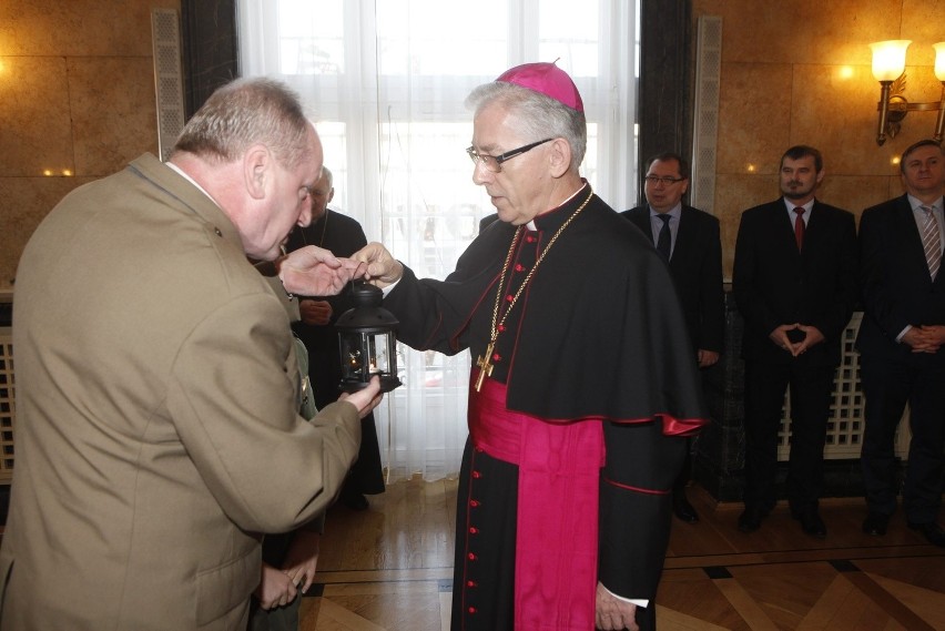 Betlejemskie Światło Pokoju dla marszałka i wojewody [ZDJĘCIA]