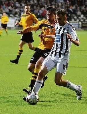 W ostatnim meczu z GKS Sandecja zremisowała na własnym boisku 1-1. Przy piłce Marcin Woźniak. Fot. (KOW)