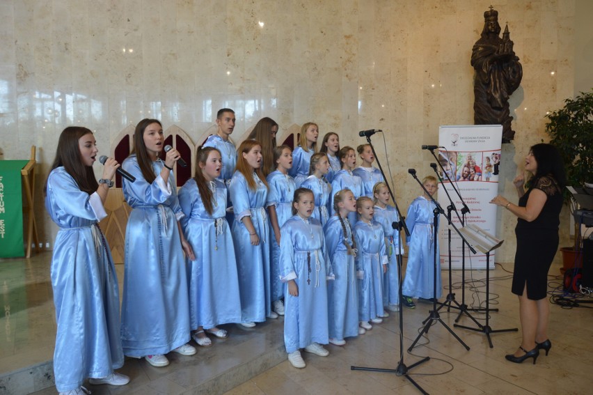 Pielgrzymka złotych jubilatów do kościoła seminaryjnego w Opolu