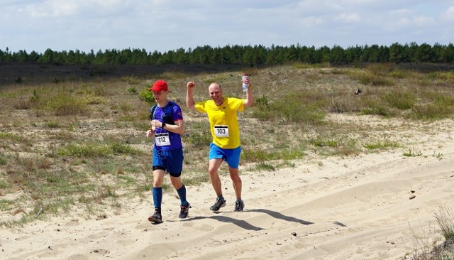 Uczestnicy ekstremalnego biegu po Pustyni Błędowskiej, rywalizowali na dystansach 10 i 20 km.