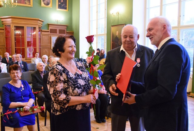 Pary małżeńskie z Tarnobrzega świętowały 16 listopada piękne jubileusze. Na zdjęciu Helena i Zbigniew Szewcowie obchodzący 50 rocznicę ślubu.