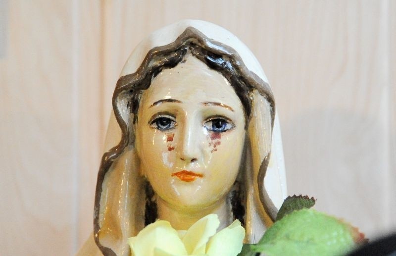 Krwawe łzy na figurze Matki Boskiej.