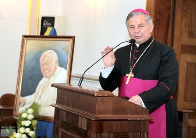 Biskup radomski Tadeusz Tomasik podczas wtorkowego wystąpienia przypomniał, że Jan Paweł II, był przede wszystkim człowiekiem wielkiej wiary.