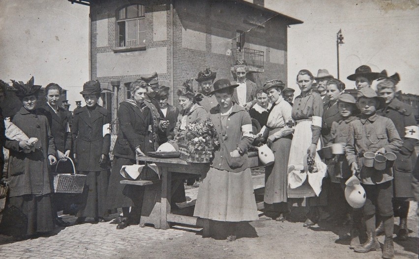 Hallerczycy witali się z Polską, całując ostrowską ziemię [FOTO]