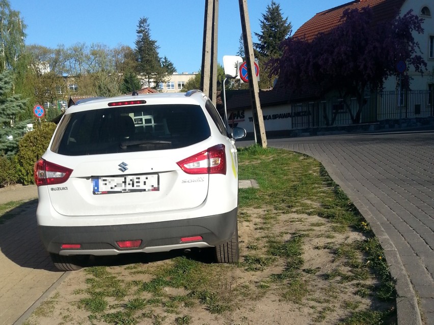 Nasz Czytelnik zrobił serię zdjęć samochodów parkujących...