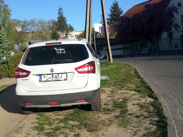 Nasz Czytelnik zrobił serię zdjęć samochodów parkujących przy ul. Waszczyka w Zielonej Górze. "Co robi straż miejska?" - pyta. Policja poszukuje tego mężczyzny. Jest podejrzany o kradzież. WIDEO: