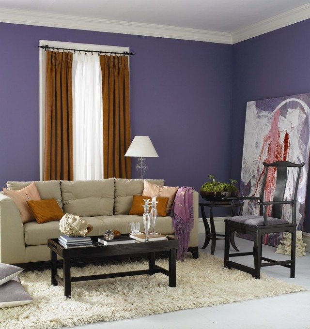 Aranżacja wnętrza ze ścianami w kolorze fioletowymFioletowy coraz częściej pojawia się na ścianach wnętrz.