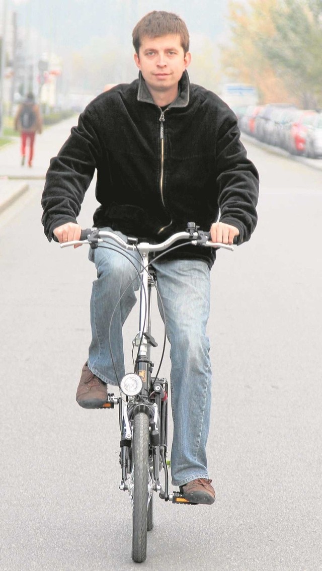 Adam Łaczek jeździ na rowerze do pracy i po dzieci do przedszkola.