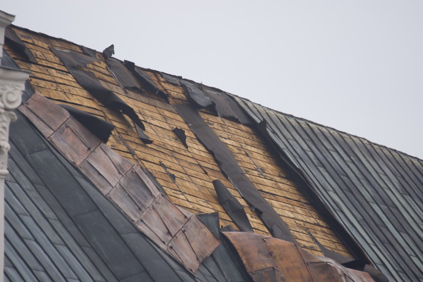 Wiatr zrywa dach kościoła św. Józefa w Krzeszowie