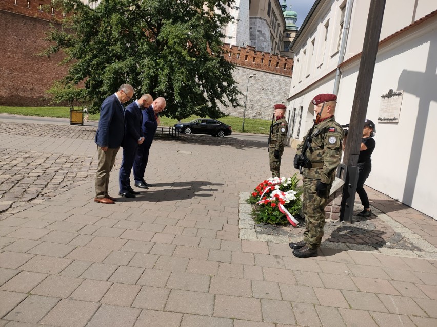 Złożenie kwiatów z okazji 85. rocznicy rozpoczęcia "operacji polskiej NKWD"