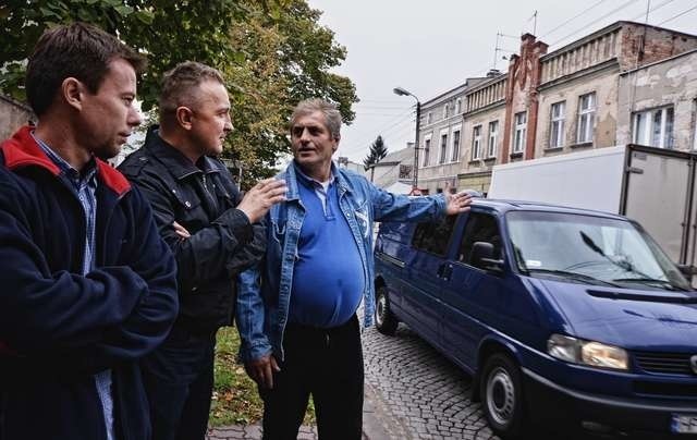 Mieszkańcy Starego Fordonu szykuja się do pikiety i walki o swoja dzielnicę. Na zdjęciu: Szymon Stańczyk, Rafael Prętki i Mirosław Ługowski