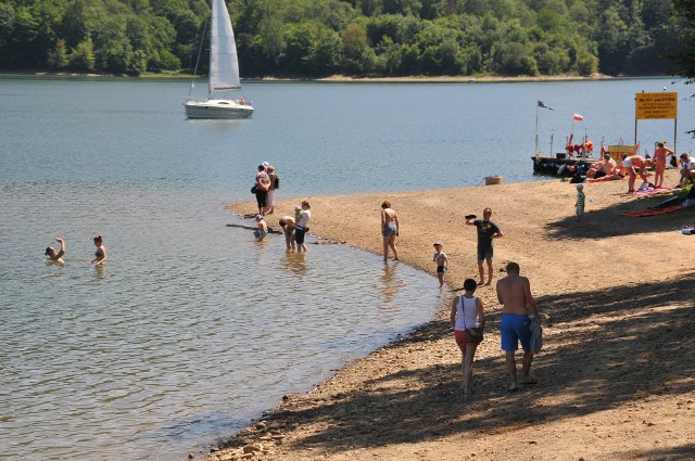 Piękna pogoda w pierwszy czerwcowy weekend ściągnęła w Bieszczady i nad Jezioro Solińskie wielu turystów. Najbardziej spragnieni kąpieli zdecydowali się nawet na wskoczenie do wody. Większość jednak spacerowała i plażowała korzystając ze słońca. Na wody jeziora wypłynęło wiele żaglówek i rowerków wodnych. Tradycyjnie tłumy wycieczkowiczów przemierzały także koronę zapory.