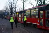 Pijany wandal obrzucił tramwaj butelkami. Motorniczy go złapał!