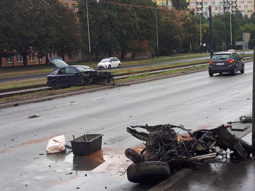 Wypadek na Włókniarzy w Łodzi. Kierowca opla uderzył w...