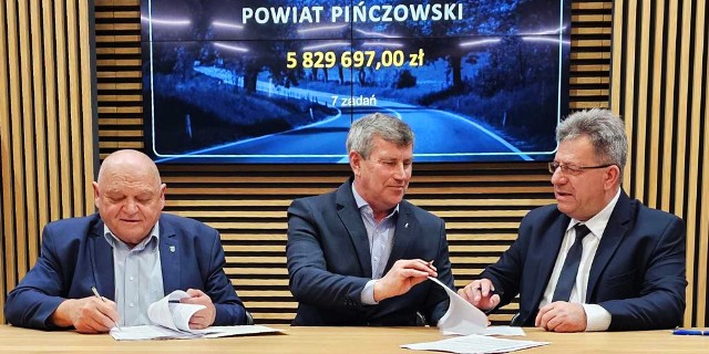 Umowę na dofinansowanie podpisali gospodarze Powiatu Pińczowskiego –starosta Zbigniew Kierkowski (w środku) i wicestarosta Ryszard Barna (z lewej) oraz wojewoda świętokrzyski Józef Bryk.