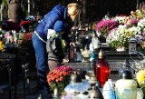 Cmentarz św. A. Boboli: Białostoczanie odwiedzają groby (zdjęcia, wideo)