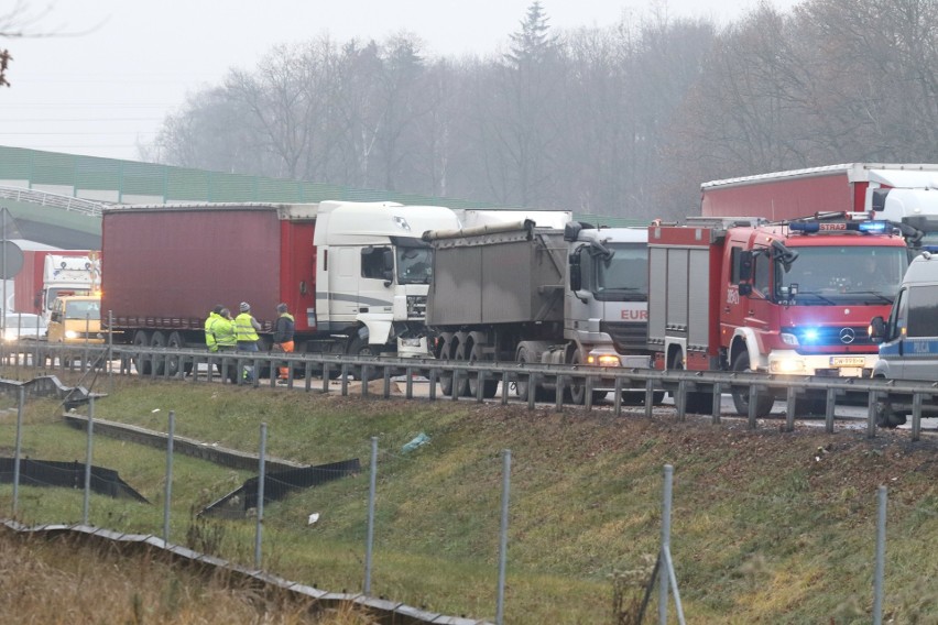 Wypadek dwóch ciężarówek pod Wrocławiem. Ogromne korki (ZDJĘCIA)