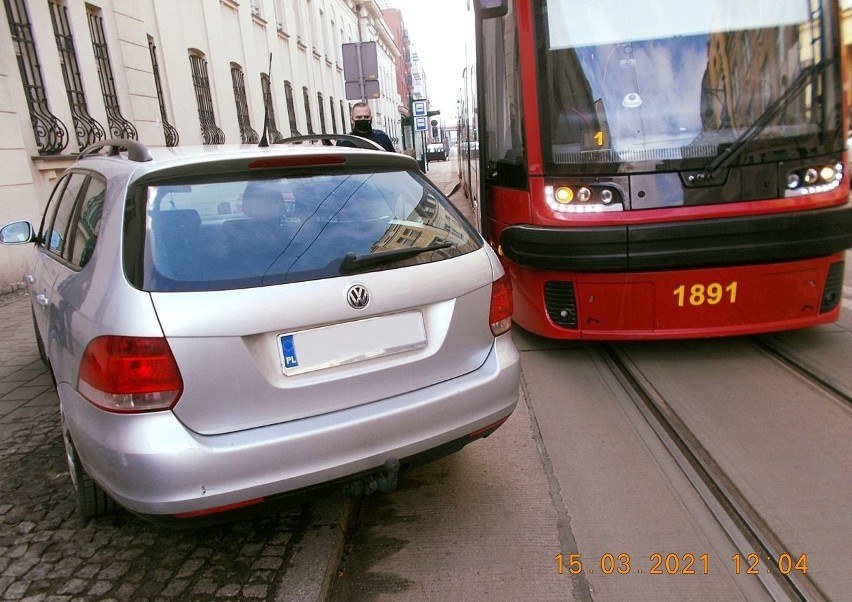 Kierowca volkswagena tak zaparkował na ul. Kopernika swoje...