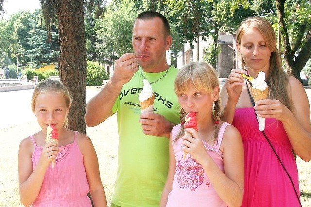 Na zdjęciu: Anna i Paweł Tomaszewscy z córkami - Julią i Natalią. 
