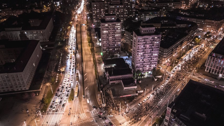 Wrocławskie ulice jak rzeki pełne ludzi. Niezwykłe zdjęcia z drona