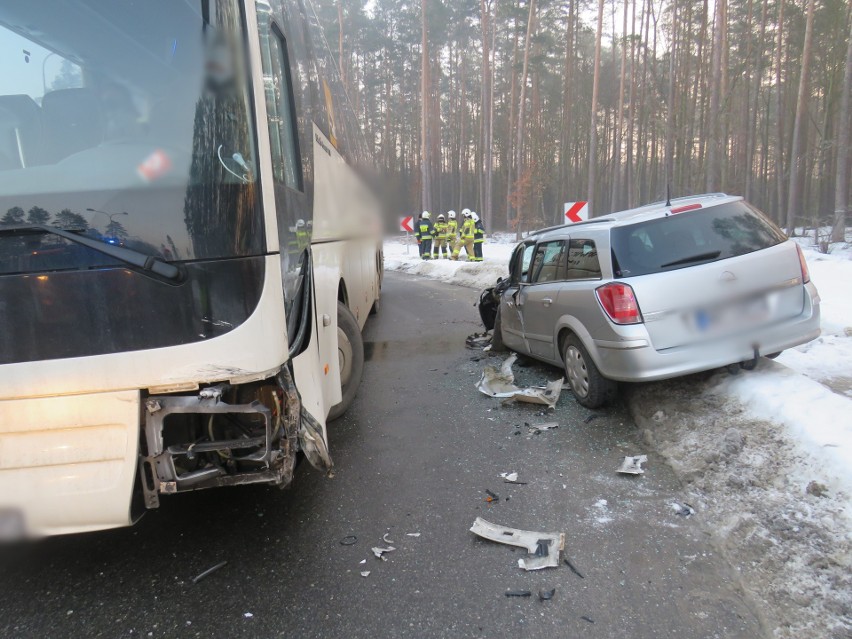 S8. Kolizja na węźle Knurowiec z udziałem samochodu osobowego i autokaru. 23.02.2021