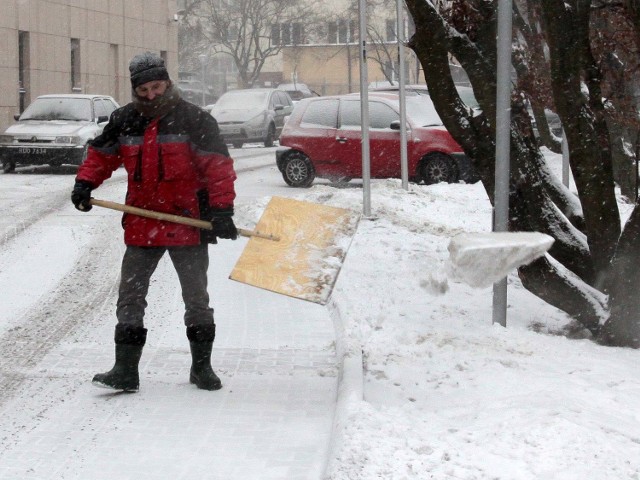 Dozorcy w Radomiu musieli usuwać śnieg z chodników.