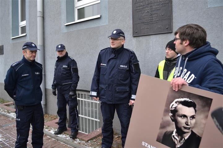 Częstochowa: Poseł Jaskóła przepychał się z policją, która broniła tablicy z sierpem i młotem