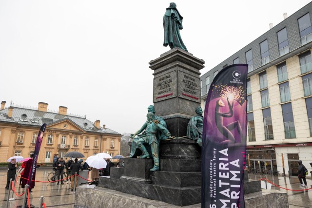 Wędrujący Adam Mickiewicz zapowiada festiwal teatralny