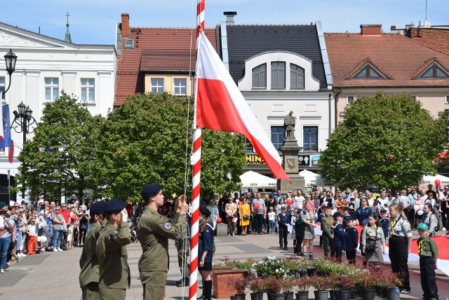 Na rynku w Rybniku na maszt wciągnięto flagę, odegrano hymn i złożono kwiaty. Przemawiał też prezydent Piotr Kuczera. Wcześniej na rynek przemaszerowano z bazyliki, gdzie odprawiono mszę za ojczyznę.