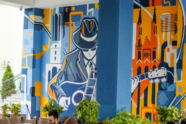 Przy barze Podlasie powstaje nowy mural. Kolorowe malowidło tworzą studenci Politechniki Białostockiej 