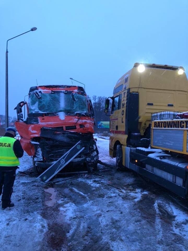 Wypadek na drodze krajowej numer 12 w Radomiu. Zderzenie dwóch TIR-ów. Ulica Zwolińskiego była zablokowana (nowe zdjęcia)