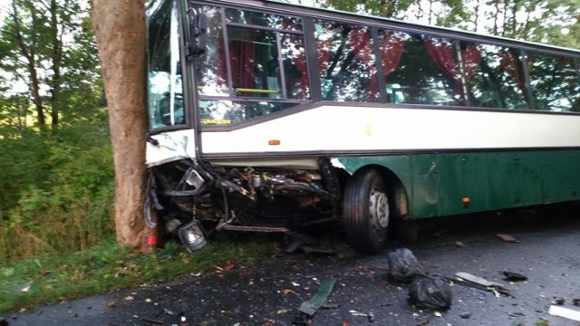 Zderzenie osobówki z autobusem na trasie Lębork-Łeba