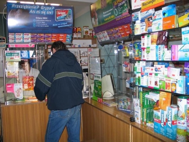 Ministerstwo zdrowia, do którego także docierają sygnały o zbyt wysokich cenach leków, zapewnia, że aptekarz ma obowiązek informowania o tym, że są tańsze odpowiedniki drogiego leku.