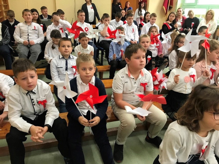 Obchody 104. rocznicy odzyskania przez Polskę niepodległości w Szkole Podstawowej w Bilczy. Piękna uroczystość. Zobacz zdjęcia 