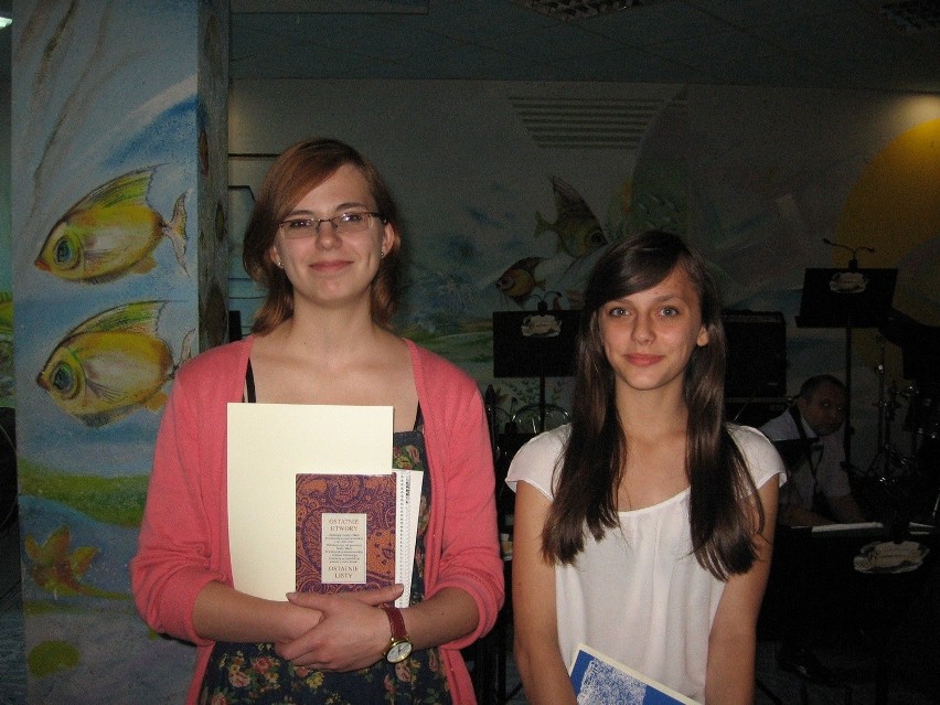 Laureatki konkursu plastycznego – od prawej - Olga Siek i...