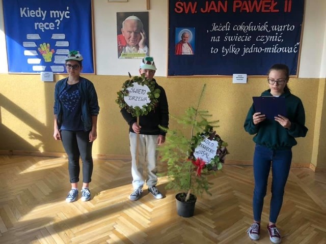 Szkoła Podstawowa w Krzcięcicach przyłączyła się do obchodów "Międzynarodowego Święta Drzewa". Obok budynku szkoły posadzono daglezję.