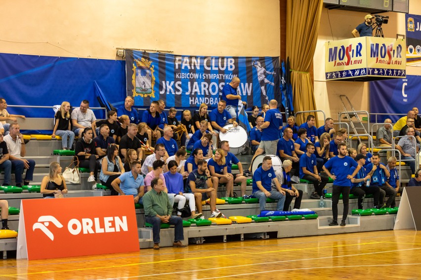 Handball JKS Jarosław (czarne stroje) pokonał Piotrcovię.