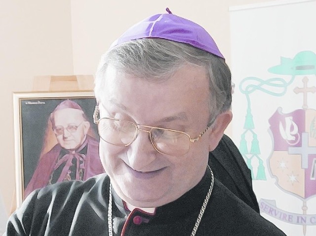 Ks. biskup Stefan Regmunt, urodził się w 1951 w Krasnymstawie, święcenia kapłaństwie otrzymał w 1976 roku we Wrocławiu, doktor psychologii, od 2007 roku biskup diecezji zielonogórsko-gorzowskiej (wcześniej był biskupem pomocniczym diecezji legnickiej). 