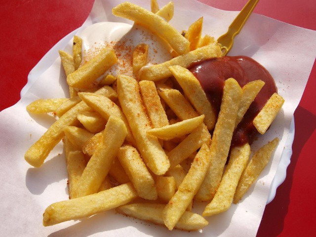 Frytki z keczupem to nie tylko ziemniaki i pomidory, bo również nadmierne dawki niezdrowego tłuszczu, cukru i soli.