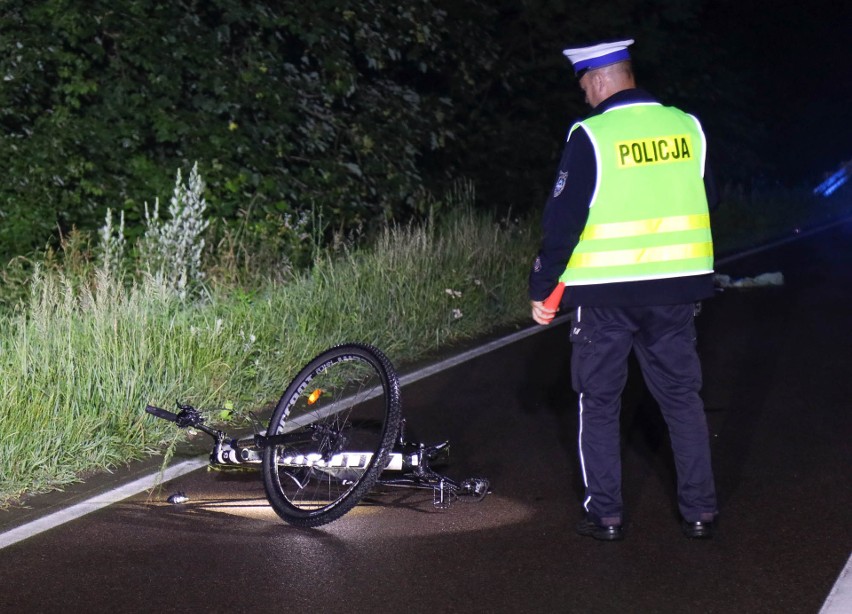 Rowerzysta zginął w wypadku w Wapowcach k. Przemyśla. Kierowca, który go potrącił, uciekł z miejsca zdarzenia [ZDJĘCIA, WIDEO]