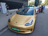 Złota Tesla pojawiła się na ulicach Wrocławia. To jedyny taki samochód w Polsce, przyciąga uwagę!