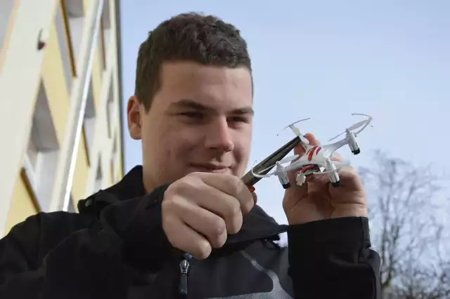 Ten mały dron to maszyna "ćwiczebna" - Maciej nieustannie ćwiczy umiejętność sterowania, bo potwór, którego zbuduje, będzie miał 55 cm średnicy